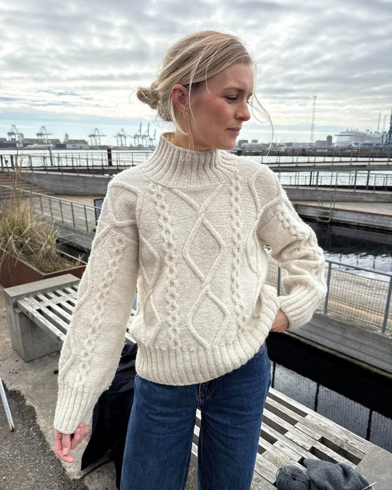 Saga Sweater | zauberhaftes Zopfmuster aus Atlas von Sandnes Garn