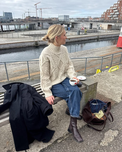 Saga Sweater | zauberhaftes Zopfmuster aus Atlas von Sandnes Garn