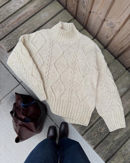 Saga Sweater | zauberhaftes Zopfmuster aus Atlas von Sandnes Garn