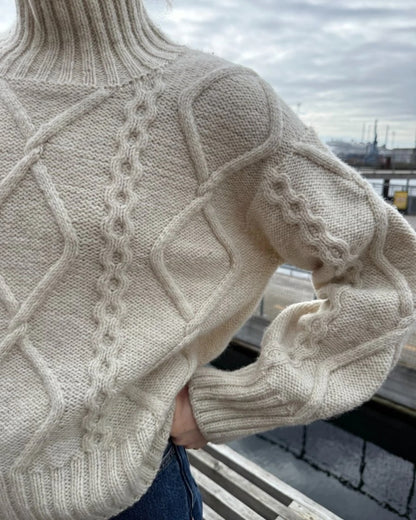 Saga Sweater | zauberhaftes Zopfmuster aus Atlas von Sandnes Garn
