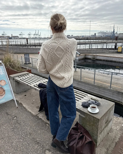 Saga Sweater | zauberhaftes Zopfmuster aus Atlas von Sandnes Garn