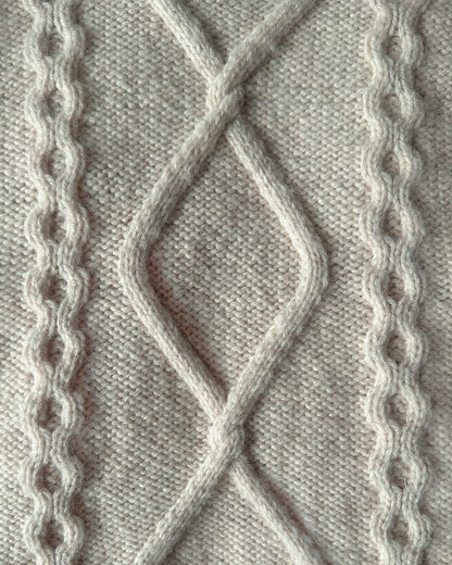 Saga Sweater | zauberhaftes Zopfmuster aus Atlas von Sandnes Garn