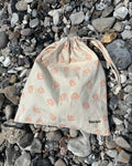 PetiteKnit, Knitters String Bag, apricot flower, Front liegend auf Steinen