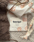 PetiteKnit, Knitters String Bag, apricot flower, Detail Label PetiteKnit