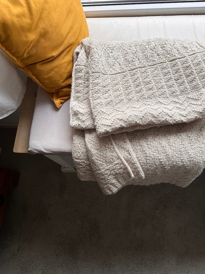 Jahresdecke | feine Musterstreifen aus Atlas von Sandnes Garn