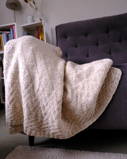 Jahresdecke | feine Musterstreifen aus Atlas von Sandnes Garn