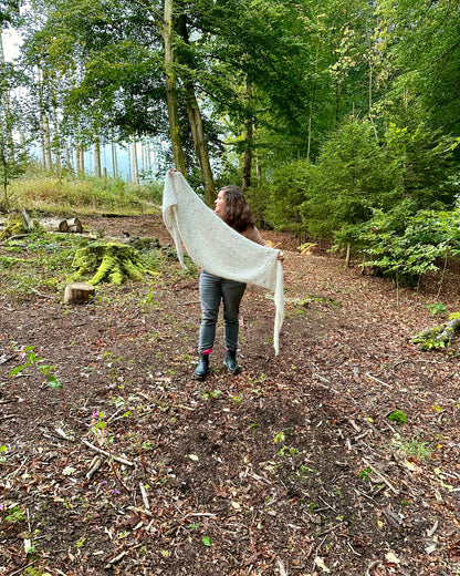 Rabea von gute-garne Pebble Shawl mit Plötulopi von Lopi Island und Tynn Silk Mohair von Sandnes Garn 1