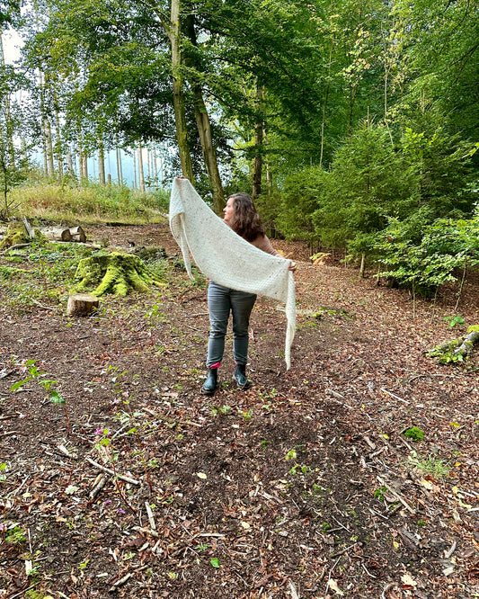 Rabea von gute-garne Pebble Shawl mit Plötulopi von Lopi Island und Tynn Silk Mohair von Sandnes Garn 1