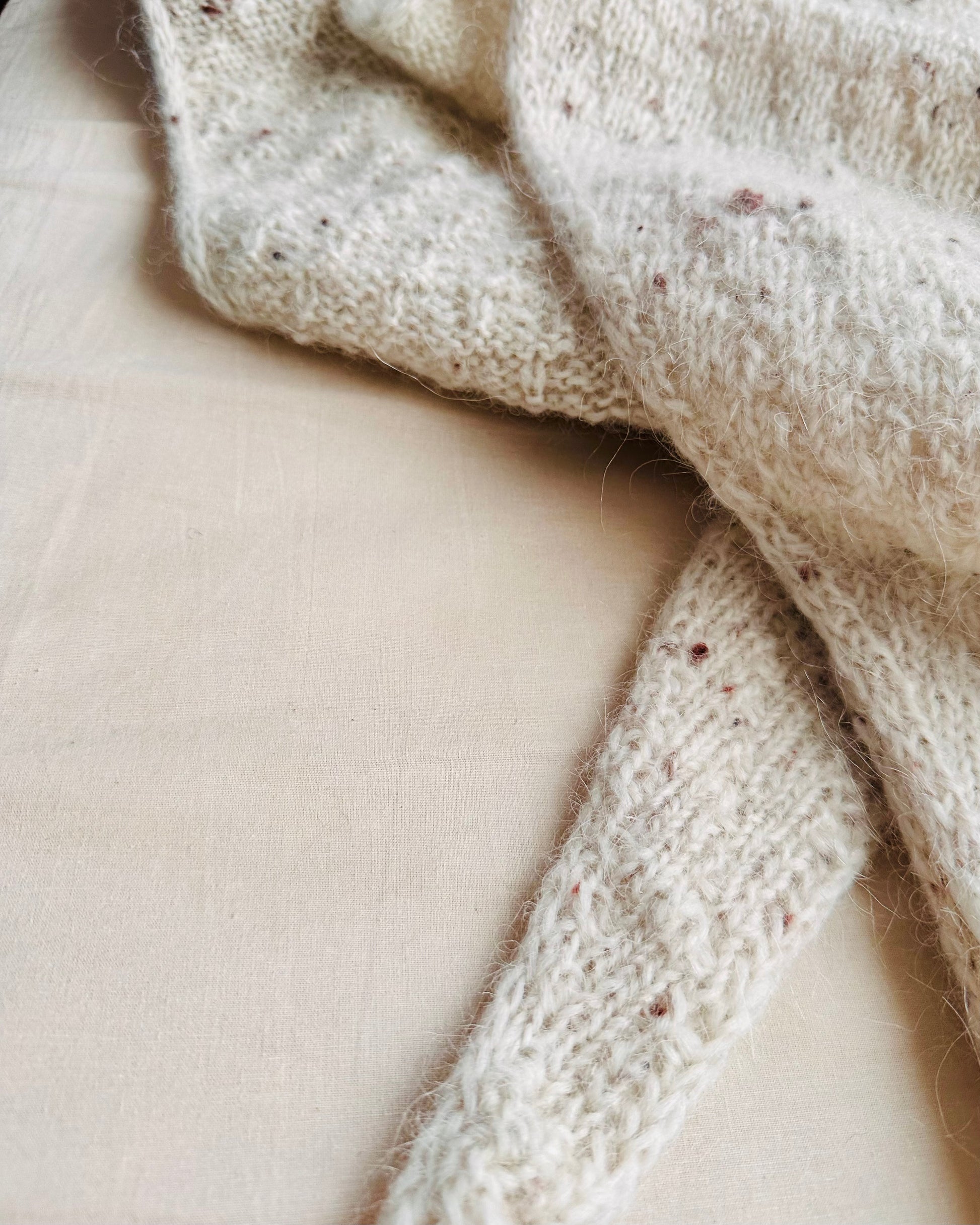 Rabea von gute-garne Pebble Shawl mit Plötulopi von Lopi Island und Tynn Silk Mohair von Sandnes Garn 11