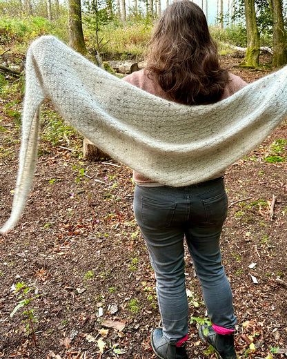 Rabea von gute-garne Pebble Shawl mit Plötulopi von Lopi Island und Tynn Silk Mohair von Sandnes Garn 3