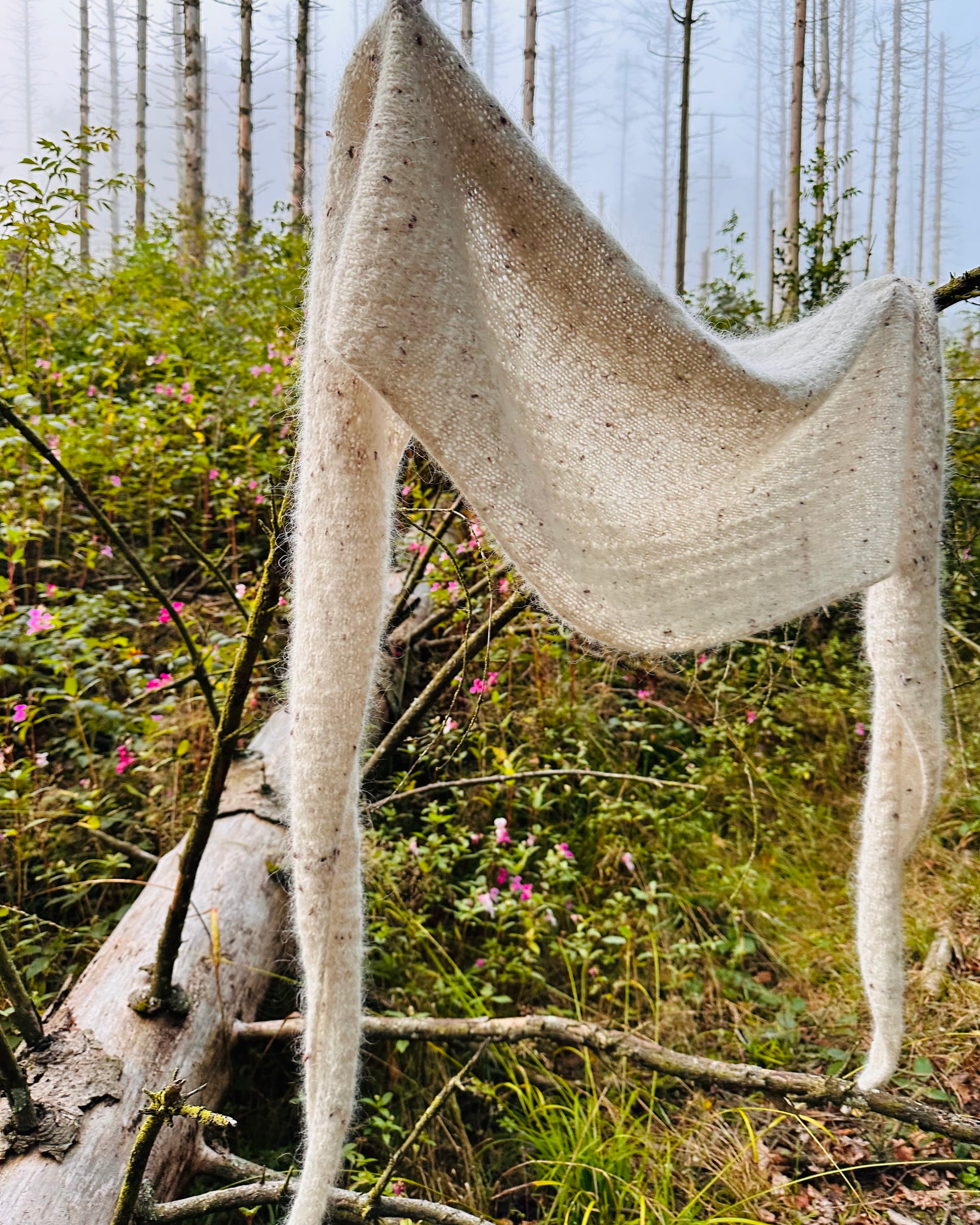 Rabea von gute-garne Pebble Shawl mit Plötulopi von Lopi Island und Tynn Silk Mohair von Sandnes Garn 5