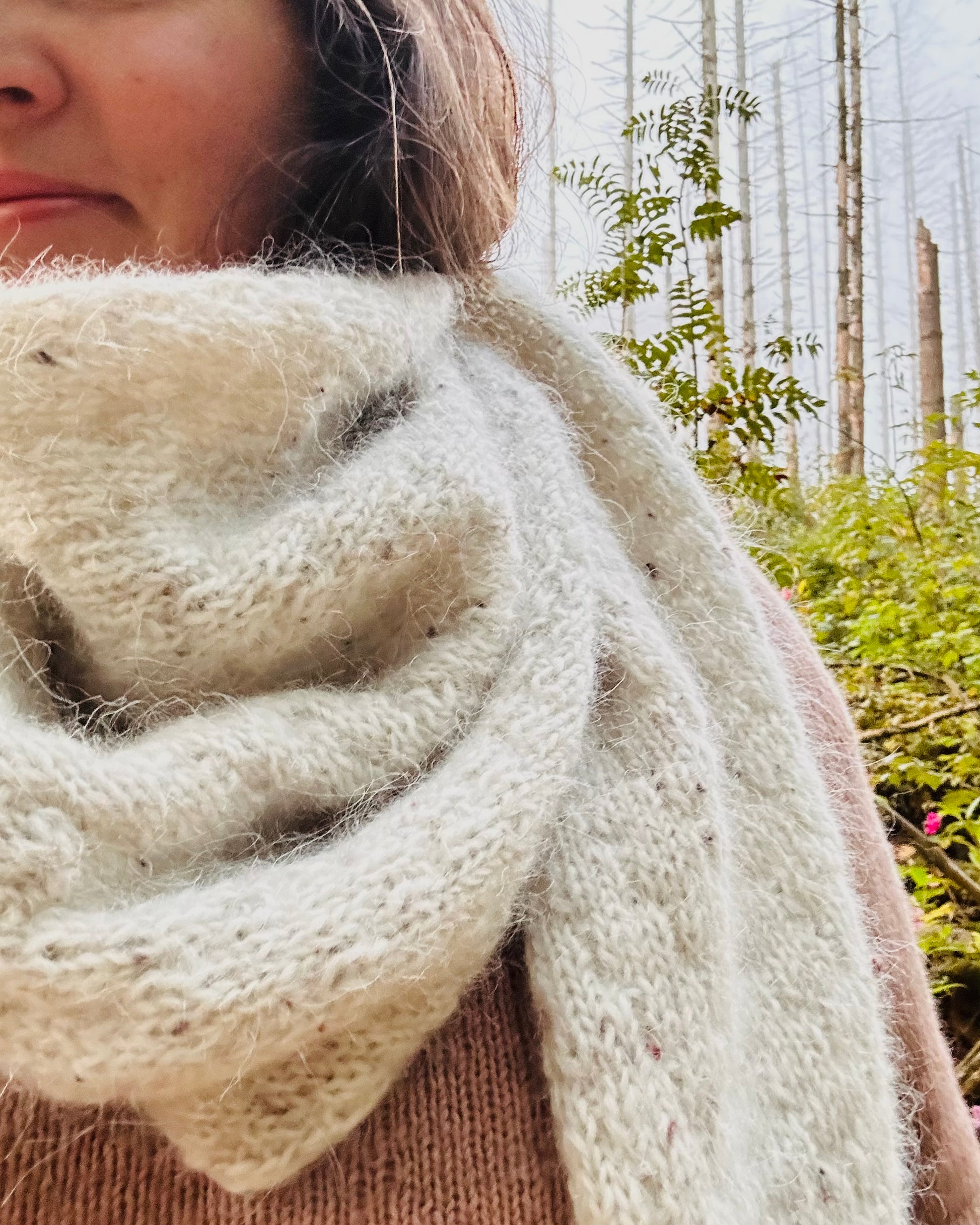 Rabea von gute-garne Pebble Shawl mit Plötulopi von Lopi Island und Tynn Silk Mohair von Sandnes Garn 7