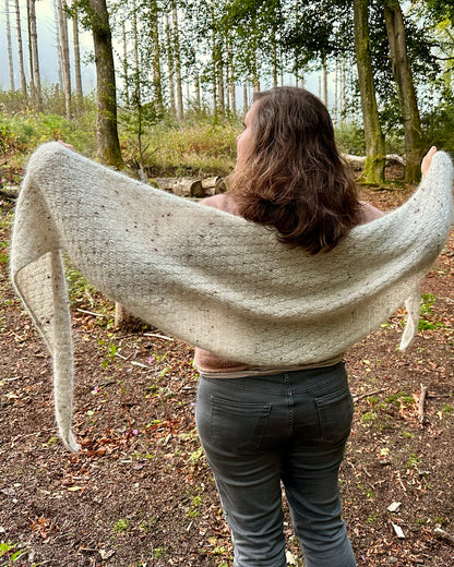 Rabea von gute-garne Pebble Shawl mit Plötulopi von Lopi Island und Tynn Silk Mohair von Sandnes Garn 9