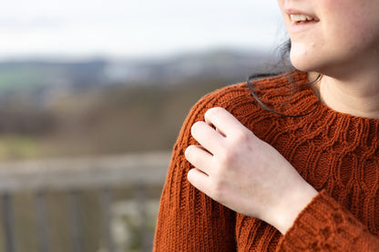 Ariundle Sweater | zartes Zopfmuster aus Fleece Bluefaced DK von West Yorkshire Spinners