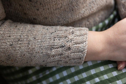 Ariundle Sweater | zartes Zopfmuster aus Fleece Bluefaced DK von West Yorkshire Spinners