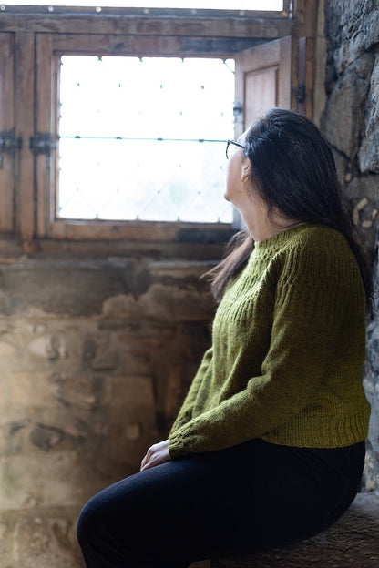 Ariundle Sweater | zartes Zopfmuster aus Fleece Bluefaced DK von West Yorkshire Spinners