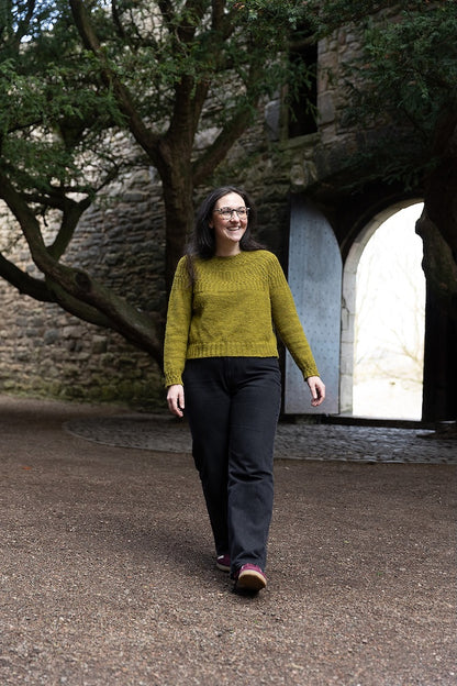Ariundle Sweater | zartes Zopfmuster aus Fleece Bluefaced DK von West Yorkshire Spinners