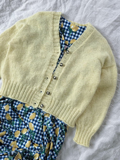 Gween Cardigan | klassisch im Book-Club-Look aus Peer Gynt von Sandnes Garn