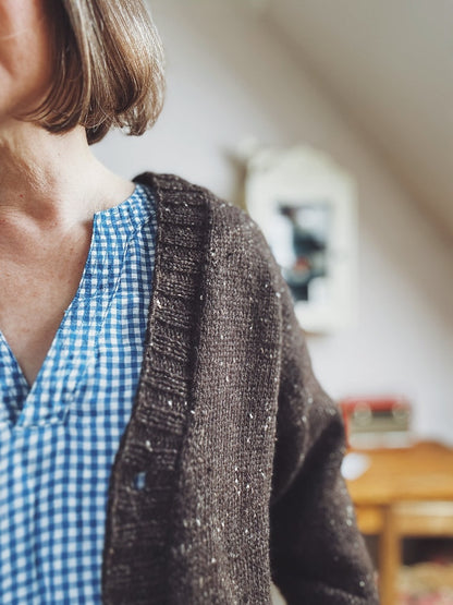 Gween Cardigan | klassisch im Book-Club-Look aus Peer Gynt von Sandnes Garn