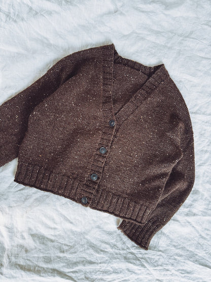 Gween Cardigan | klassisch im Book-Club-Look aus Peer Gynt von Sandnes Garn