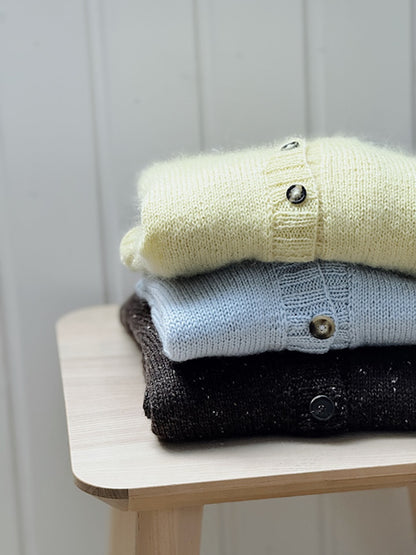 Gween Cardigan | klassisch im Book-Club-Look aus Peer Gynt von Sandnes Garn