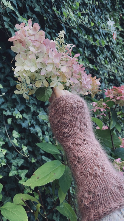 Rosewood Mist Handwarmers von Laetitia von Marées mit Alpakka Silke und Tynn Silk Mohair von Sandnes Garn 1