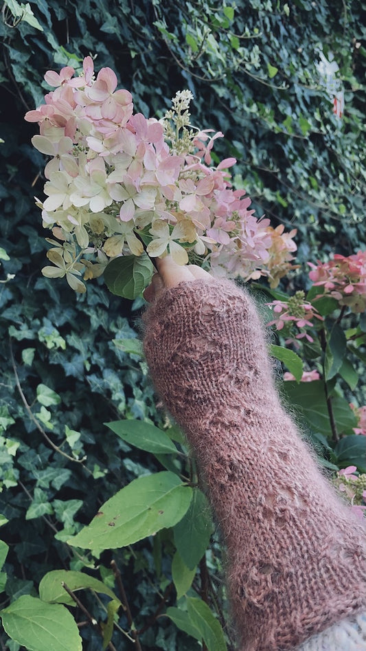 Rosewood Mist Handwarmers von Laetitia von Marées mit Alpakka Silke und Tynn Silk Mohair von Sandnes Garn 1