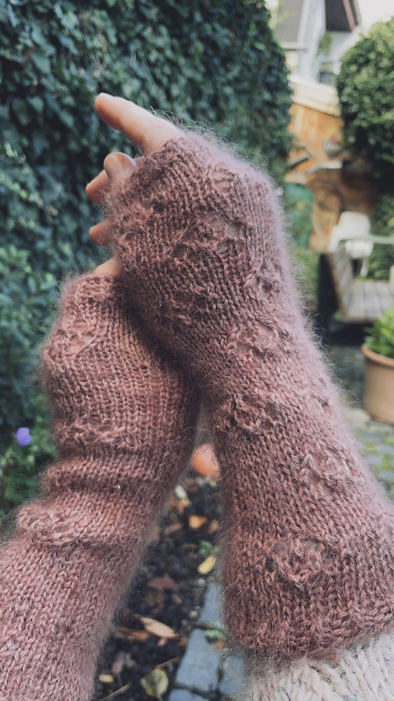 Rosewood Mist Handwarmers von Laetitia von Marées mit Alpakka Silke und Tynn Silk Mohair von Sandnes Garn 3