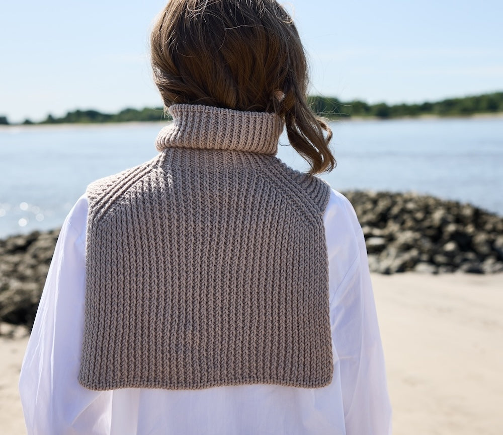 Rosy Green Wool Kalmte Schalkragen von Evgeniya Dupliy mit Big Merino Hug in Sand 3