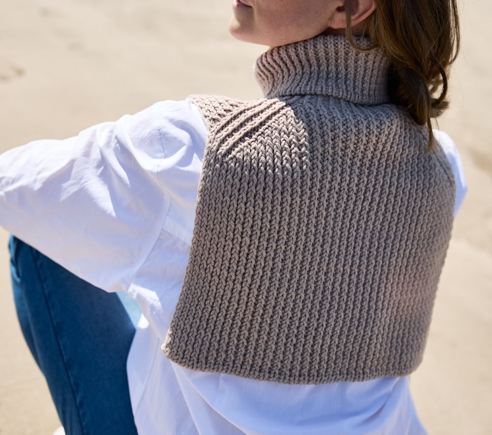 Rosy Green Wool Kalmte Schalkragen von Evgeniya Dupliy mit Big Merino Hug in Sand 4