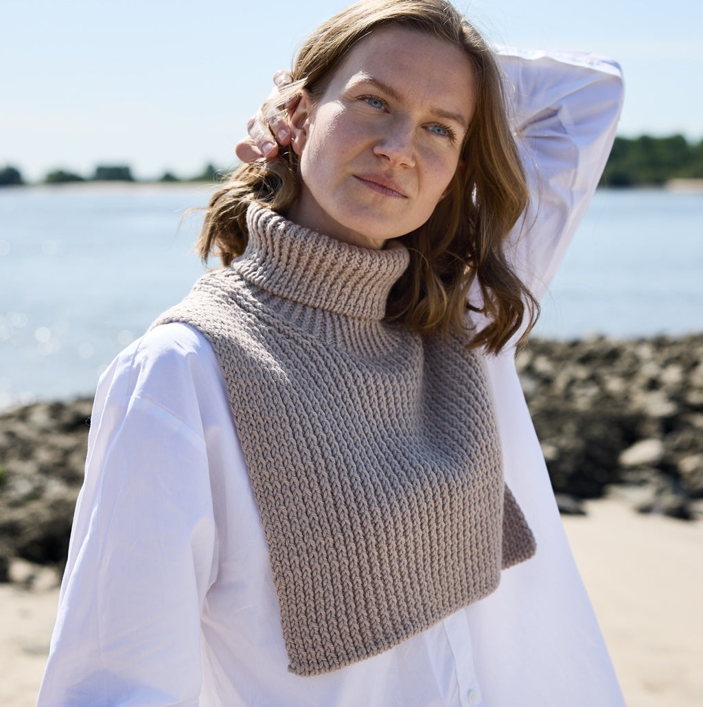 Rosy Green Wool Kalmte Schalkragen von Evgeniya Dupliy mit Big Merino Hug in Sand 2