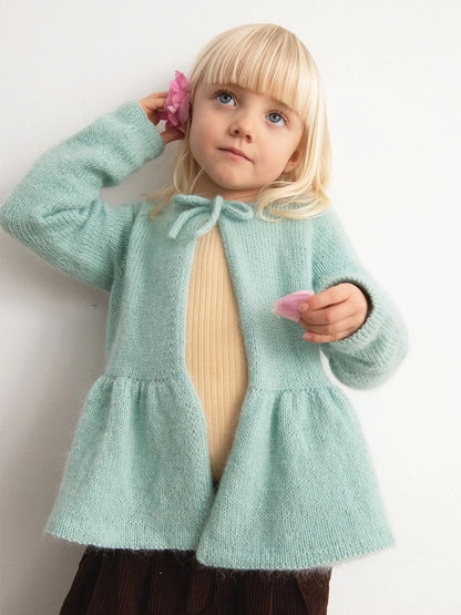 Vienna Cardigan Kids | verspieltes Jäckchen aus Sunday und Tynn Silk Mohair von Sandnes Garn