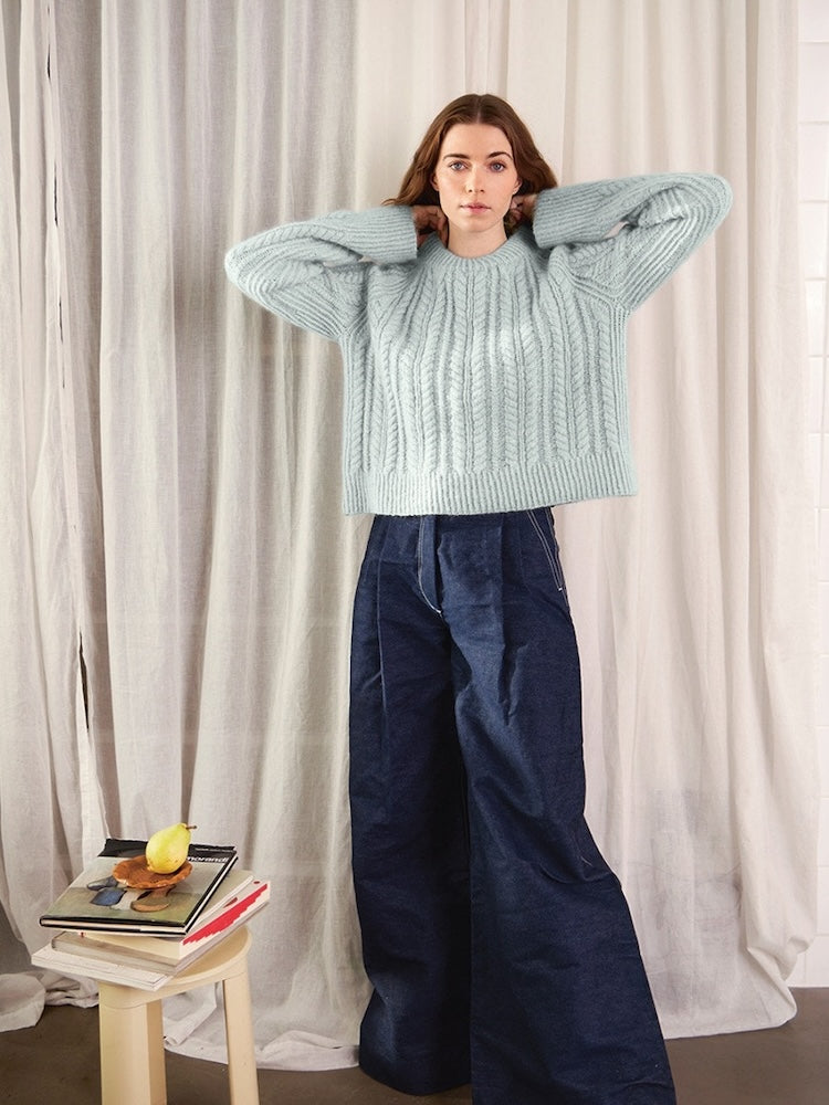 Kaja Sweater aus der Sandnes Kollektion 2403 mit Kos und Tynn Silk Mohair Farbe hellblau