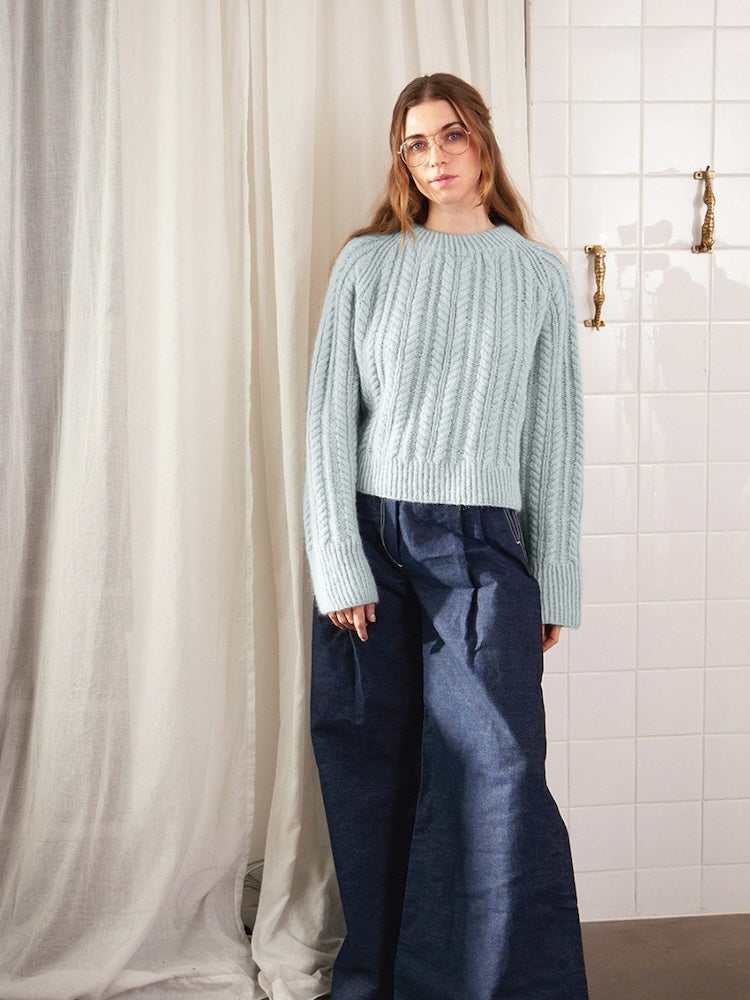 Kaja Sweater aus der Sandnes Kollektion 2403 mit Kos und Tynn Silk Mohair Farbe hellblau2
