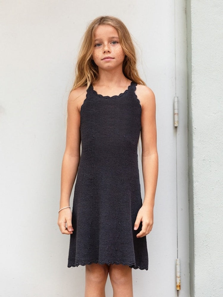Sandnes Kollektion 2405 Sommer Kinder Linnea Dress Junior aus Tynn Line 1