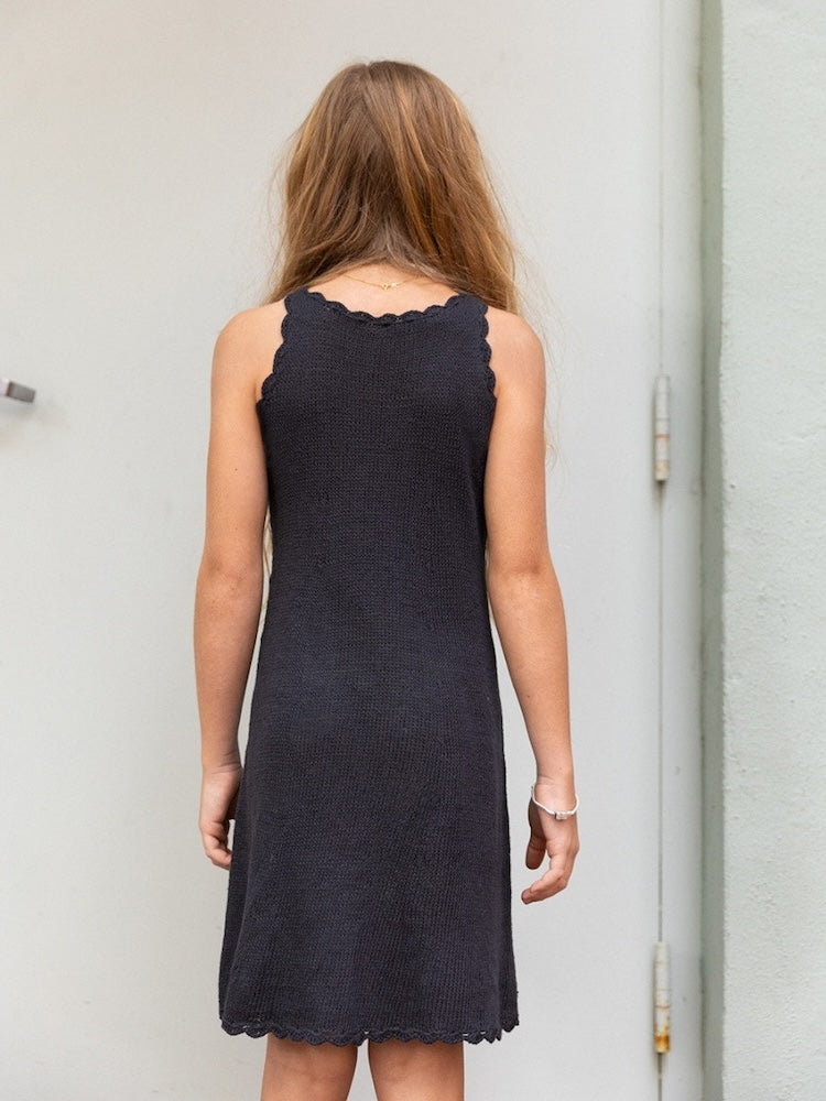 Sandnes Kollektion 2405 Sommer Kinder Linnea Dress Junior aus Tynn Line 3