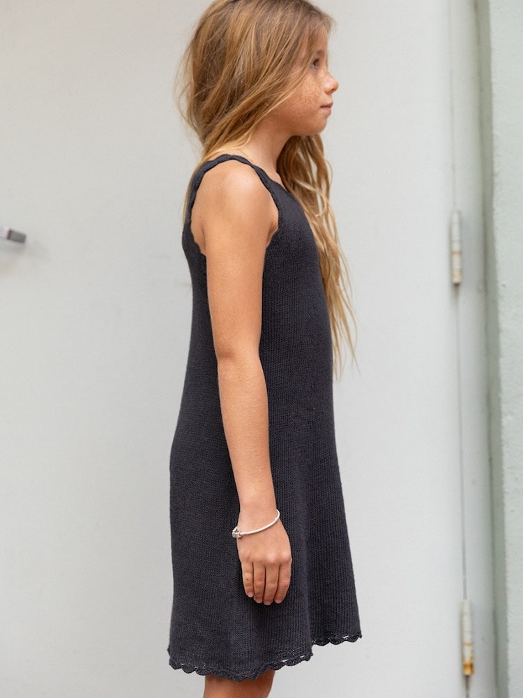 Sandnes Kollektion 2405 Sommer Kinder Linnea Dress Junior aus Tynn Line 4