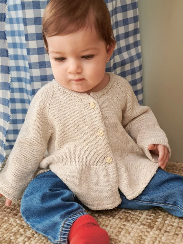 Dina Peplum Cardigan aus der Sandnes Kollektion 2407 Sommer Baby mit Line von Sandnes Garn 1Dina Peplum Cardigan aus der Sandnes Kollektion 2407 Sommer Baby mit Line von Sandnes Garn 1