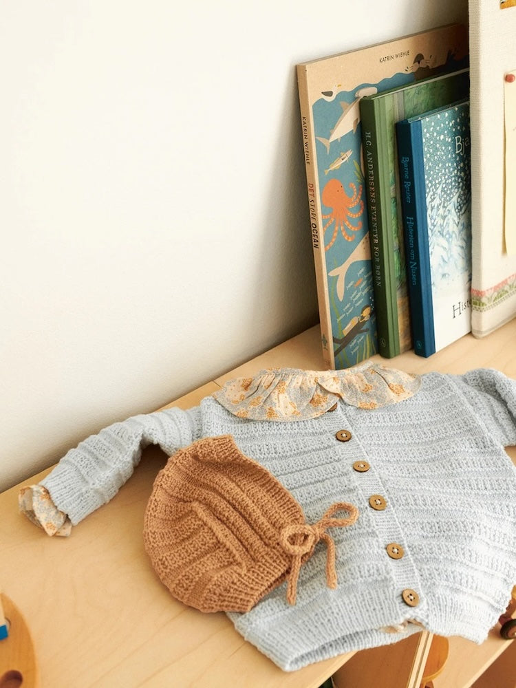 Fillip Set 2413 Mykt Start Baby aus Babyull Lanett von Sandnes Garn: Cardigan, Pants und Bonnet 2