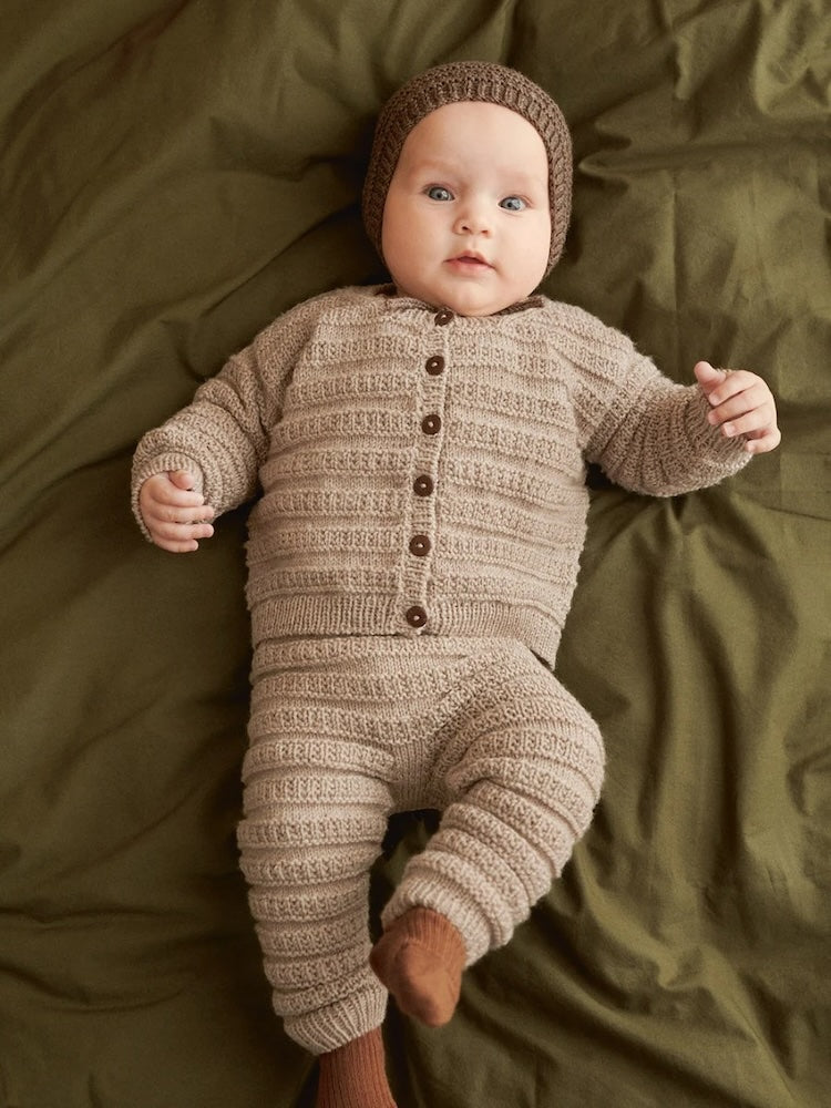 Fillip Set 2413 Mykt Start Baby aus Babyull Lanett von Sandnes Garn: Cardigan, Pants und Bonnet 3
