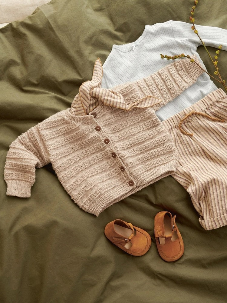 Fillip Set 2413 Mykt Start Baby aus Babyull Lanett von Sandnes Garn: Cardigan, Pants und Bonnet 4