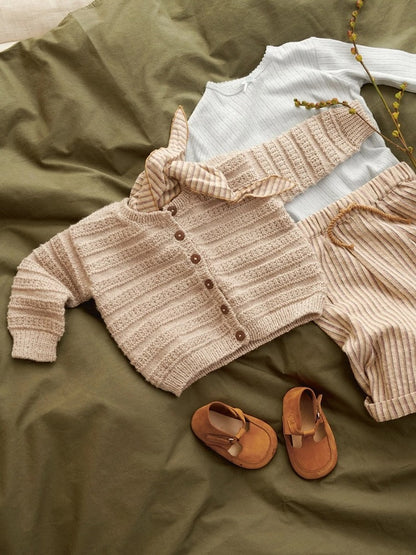 Fillip Set 2413 Mykt Start Baby aus Babyull Lanett von Sandnes Garn: Cardigan, Pants und Bonnet 4