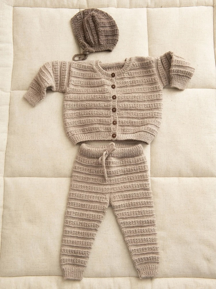 Fillip Set 2413 Mykt Start Baby aus Babyull Lanett von Sandnes Garn: Cardigan, Pants und Bonnet 5