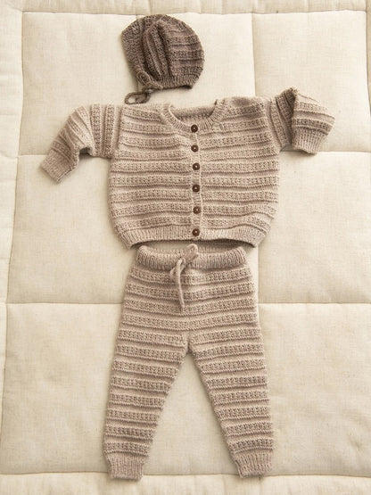 Fillip Set 2413 Mykt Start Baby aus Babyull Lanett von Sandnes Garn: Cardigan, Pants und Bonnet 5