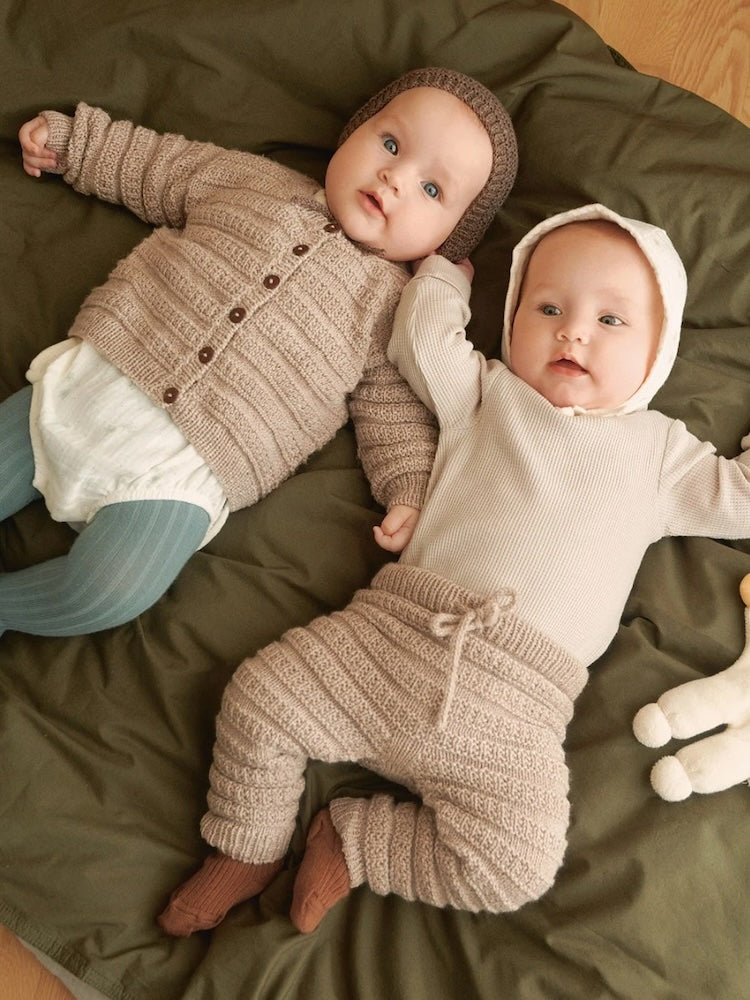 Fillip Set 2413 Mykt Start Baby aus Babyull Lanett von Sandnes Garn: Cardigan, Pants und Bonnet 6