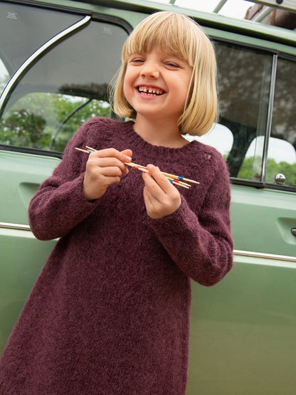 Sweet Pea Dress Sandnes 2506 | feines Muster aus Kos von Sandnes Garn