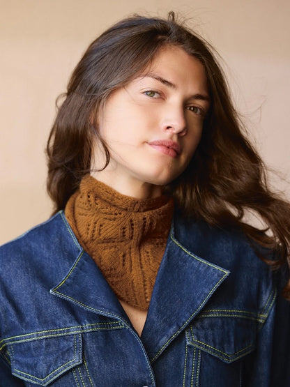 Agnes Head Scarf | mit I-Cord Bändern aus Cashmere von Sandnes Garn