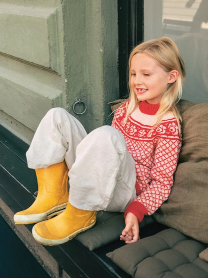 Blome Genser Junior | feines Rosenmuster aus Tynn Peer Gynt von Sandnes Garn