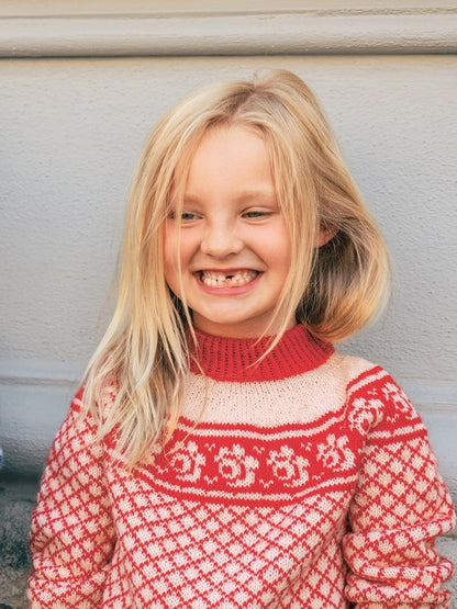 Blome Genser Junior | feines Rosenmuster aus Tynn Peer Gynt von Sandnes Garn