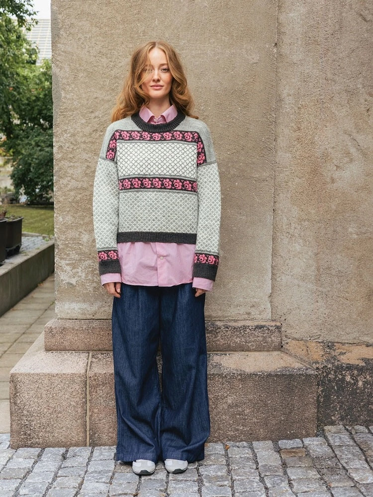 Blome Damegenser | feines Rosenmuster aus Tynn Peer Gynt von Sandnes Garn